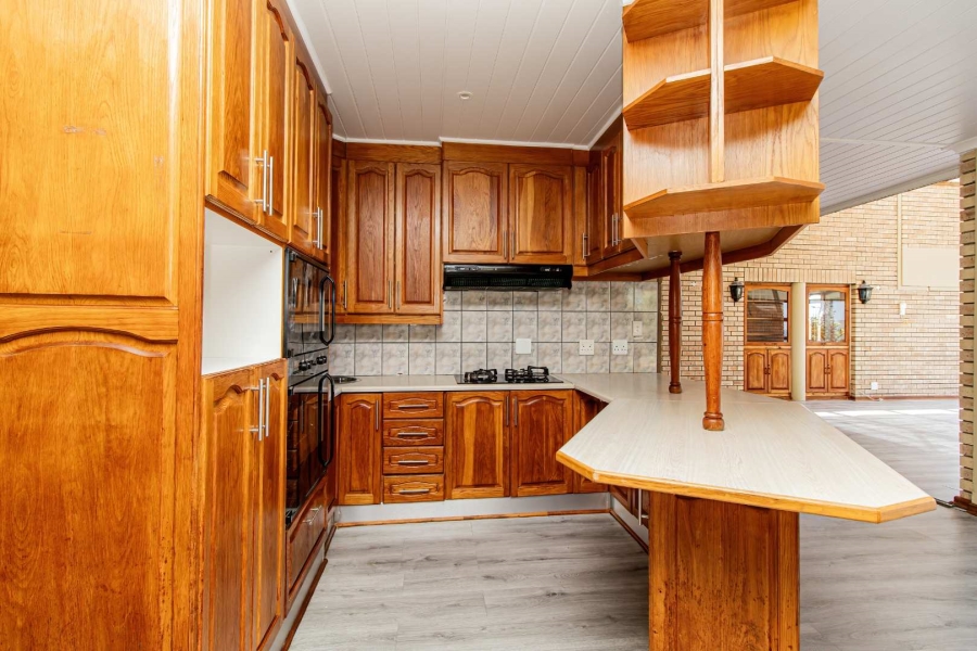 To Let 5 Bedroom Property for Rent in Hersham Western Cape